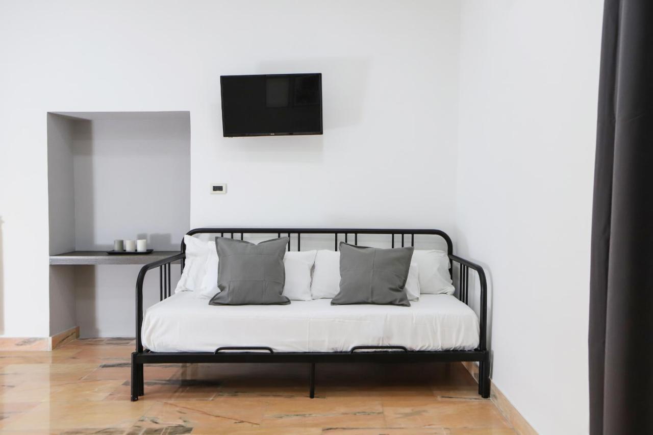 Modern Apartment At Piazza Del Gesu' By Wonderful Italy ナポリ エクステリア 写真